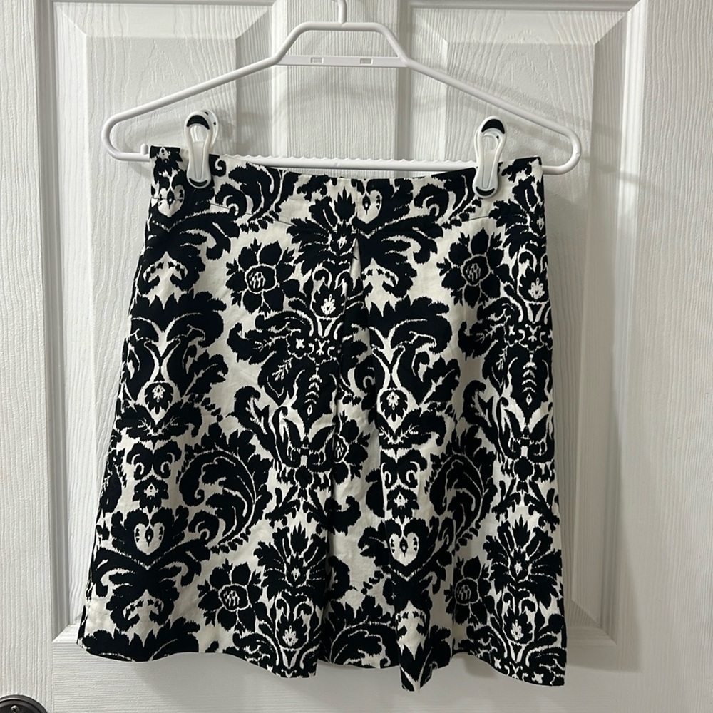 Loft AnnTaylor skirt petites black white size 00 liner inside skirt